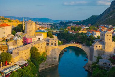 Mostar Köprüsü, evler ve minareler ile güneşli bir günde Mostar 'ın muhteşem Skyline' ı. Konum: Mostar, Old Town, Bosna-Hersek, Avrupa