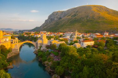 Mostar Köprüsü, evler ve minareler ile güneşli bir günde Mostar 'ın muhteşem Skyline' ı. Konum: Mostar, Old Town, Bosna-Hersek, Avrupa