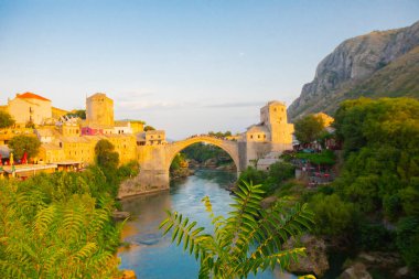 Mostar Köprüsü, evler ve minareler ile güneşli bir günde Mostar 'ın muhteşem Skyline' ı. Konum: Mostar, Old Town, Bosna-Hersek, Avrupa