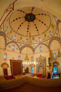 Mostar 'ın en büyük ikinci camii olan Koski Mehmed Paşa Camii' nin mimari ayrıntıları, 1618 yılında tamamlanan Osmanlı mimarisinin olağanüstü bir örneği.