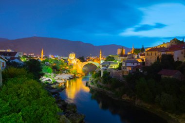 Mostar, Bosna-Hersek. Eski Köprü, Stari Most, zümrüt nehri Neretva ile.