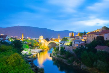 Mostar, Bosna-Hersek. Eski Köprü, Stari Most, zümrüt nehri Neretva ile.
