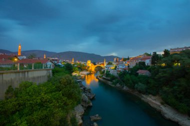 Mostar, Bosna-Hersek. Eski Köprü, Stari Most, zümrüt nehri Neretva ile.