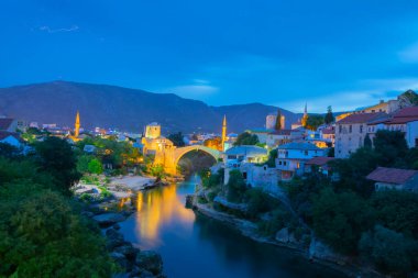 Mostar, Bosna-Hersek. Eski Köprü, Stari Most, zümrüt nehri Neretva ile.