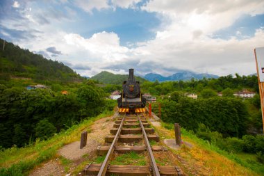 Bosna-Hersek 'in Jablanica kentinde 2. Dünya Savaşı sırasında Neretva' daki Muharebe Müzesi 'nde vagon bulunan eski bir lokomotif..