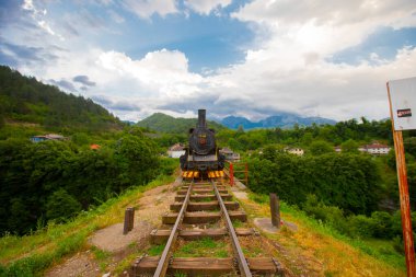 Bosna-Hersek 'in Jablanica kentinde 2. Dünya Savaşı sırasında Neretva' daki Muharebe Müzesi 'nde vagon bulunan eski bir lokomotif..
