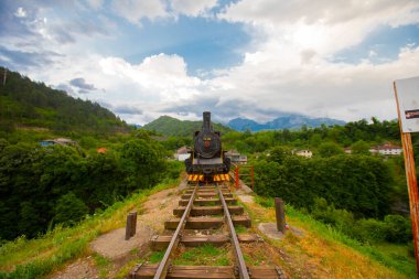 Bosna-Hersek 'in Jablanica kentinde 2. Dünya Savaşı sırasında Neretva' daki Muharebe Müzesi 'nde vagon bulunan eski bir lokomotif..