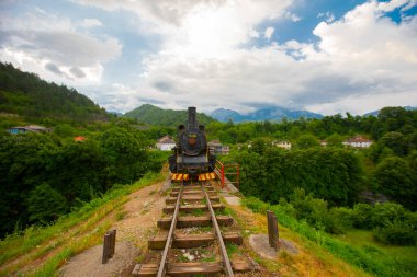 Bosna-Hersek 'in Jablanica kentinde 2. Dünya Savaşı sırasında Neretva' daki Muharebe Müzesi 'nde vagon bulunan eski bir lokomotif..