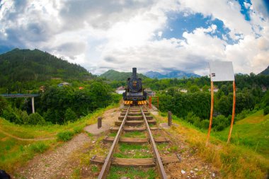 Bosna-Hersek 'in Jablanica kentinde 2. Dünya Savaşı sırasında Neretva' daki Muharebe Müzesi 'nde vagon bulunan eski bir lokomotif..