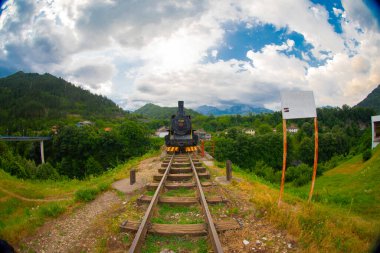 Bosna-Hersek 'in Jablanica kentinde 2. Dünya Savaşı sırasında Neretva' daki Muharebe Müzesi 'nde vagon bulunan eski bir lokomotif..