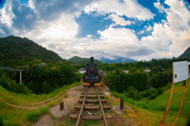 Bosna-Hersek 'in Jablanica kentinde 2. Dünya Savaşı sırasında Neretva' daki Muharebe Müzesi 'nde vagon bulunan eski bir lokomotif..
