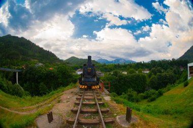 Bosna-Hersek 'in Jablanica kentinde 2. Dünya Savaşı sırasında Neretva' daki Muharebe Müzesi 'nde vagon bulunan eski bir lokomotif..