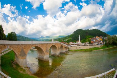 Eski taş köprü Visegrad Drina nehirde'de görev Mehmed Paşa Sokolovic, 1571 ve 1577 arasında Mimar Sinan, Bosna-Hersek tarafından inşa.