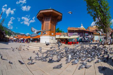 Sebilj ahşap çeşme eski şehir Saraybosna, Bosna Hersek sermaye şehir Bascarsija'da kare