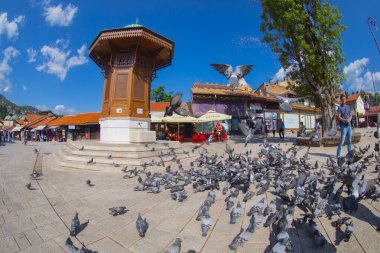 Sebilj ahşap çeşme eski şehir Saraybosna, Bosna Hersek sermaye şehir Bascarsija'da kare