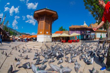 Sebilj ahşap çeşme eski şehir Saraybosna, Bosna Hersek sermaye şehir Bascarsija'da kare