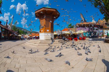 Sebilj ahşap çeşme eski şehir Saraybosna, Bosna Hersek sermaye şehir Bascarsija'da kare