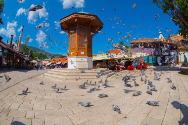 Sebilj ahşap çeşme eski şehir Saraybosna, Bosna Hersek sermaye şehir Bascarsija'da kare