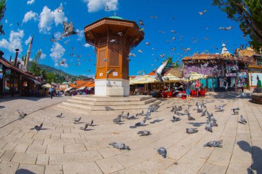 Sebilj ahşap çeşme eski şehir Saraybosna, Bosna Hersek sermaye şehir Bascarsija'da kare