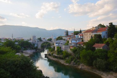 Mostar 'ın Neretva Nehri üzerindeki tarihi Stari Köprüsü Eski kenti, Balkan dağları, Bosna-Hersek
