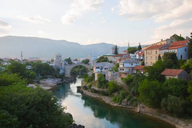Mostar 'ın Neretva Nehri üzerindeki tarihi Stari Köprüsü Eski kenti, Balkan dağları, Bosna-Hersek