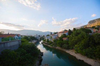 Mostar 'ın Neretva Nehri üzerindeki tarihi Stari Köprüsü Eski kenti, Balkan dağları, Bosna-Hersek