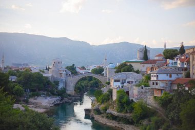 Mostar 'ın Neretva Nehri üzerindeki tarihi Stari Köprüsü Eski kenti, Balkan dağları, Bosna-Hersek