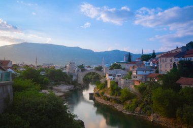 Mostar 'ın Neretva Nehri üzerindeki tarihi Stari Köprüsü Eski kenti, Balkan dağları, Bosna-Hersek
