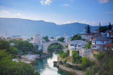 Mostar 'ın Neretva Nehri üzerindeki tarihi Stari Köprüsü Eski kenti, Balkan dağları, Bosna-Hersek