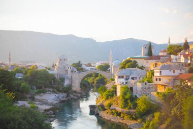 Mostar 'ın Neretva Nehri üzerindeki tarihi Stari Köprüsü Eski kenti, Balkan dağları, Bosna-Hersek