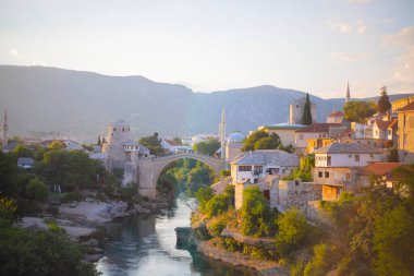 Mostar 'ın Neretva Nehri üzerindeki tarihi Stari Köprüsü Eski kenti, Balkan dağları, Bosna-Hersek