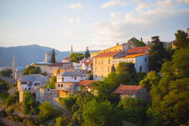 Mostar 'ın Neretva Nehri üzerindeki tarihi Stari Köprüsü Eski kenti, Balkan dağları, Bosna-Hersek