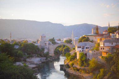 Mostar 'ın Neretva Nehri üzerindeki tarihi Stari Köprüsü Eski kenti, Balkan dağları, Bosna-Hersek