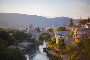 Mostar 'ın Neretva Nehri üzerindeki tarihi Stari Köprüsü Eski kenti, Balkan dağları, Bosna-Hersek