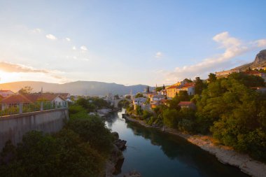 Mostar 'ın Neretva Nehri üzerindeki tarihi Stari Köprüsü Eski kenti, Balkan dağları, Bosna-Hersek