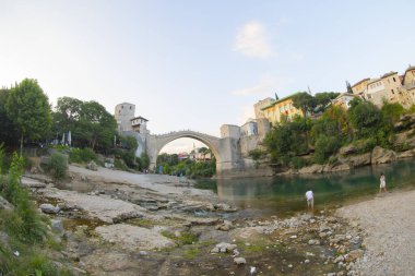 Mostar 'ın Neretva Nehri üzerindeki tarihi Stari Köprüsü Eski kenti, Balkan dağları, Bosna-Hersek