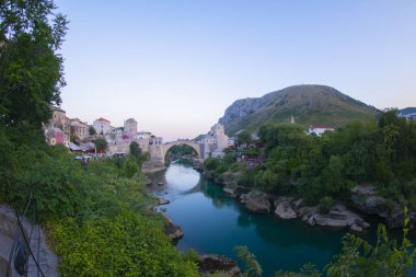 Mostar 'ın Neretva Nehri üzerindeki tarihi Stari Köprüsü Eski kenti, Balkan dağları, Bosna-Hersek