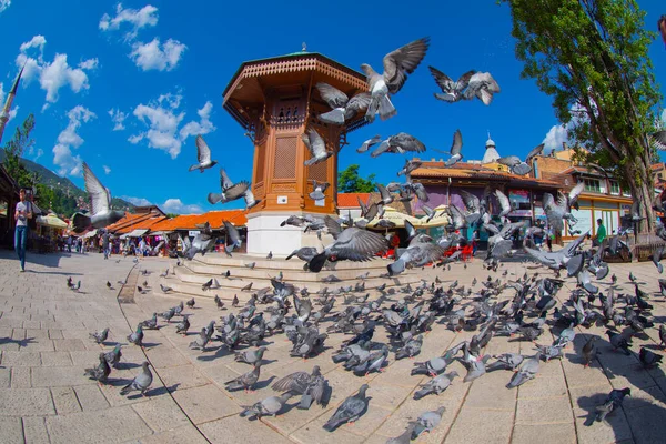 Sebilj ahşap çeşme eski şehir Saraybosna, Bosna Hersek sermaye şehir Bascarsija'da kare