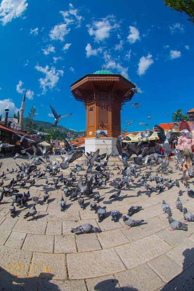 Sebilj ahşap çeşme eski şehir Saraybosna, Bosna Hersek sermaye şehir Bascarsija'da kare