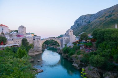 Mostar 'ın Neretva Nehri üzerindeki tarihi Stari Köprüsü Eski kenti, Balkan dağları, Bosna-Hersek
