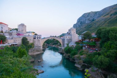 Mostar 'ın Neretva Nehri üzerindeki tarihi Stari Köprüsü Eski kenti, Balkan dağları, Bosna-Hersek