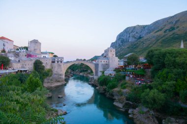 Mostar 'ın Neretva Nehri üzerindeki tarihi Stari Köprüsü Eski kenti, Balkan dağları, Bosna-Hersek