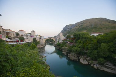 Mostar 'ın Neretva Nehri üzerindeki tarihi Stari Köprüsü Eski kenti, Balkan dağları, Bosna-Hersek