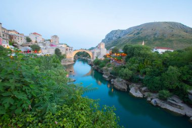 Mostar 'ın Neretva Nehri üzerindeki tarihi Stari Köprüsü Eski kenti, Balkan dağları, Bosna-Hersek