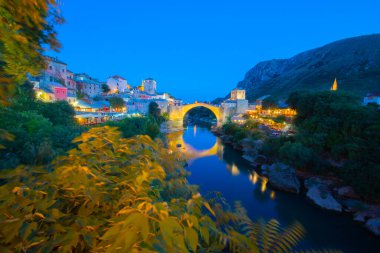 Mostar 'ın Neretva Nehri üzerindeki tarihi Stari Köprüsü Eski kenti, Balkan dağları, Bosna-Hersek
