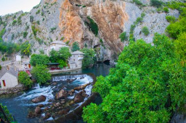 Küçük bir köy Blagaj Buna bahar ve Bosna ve Hersek'teki şelale