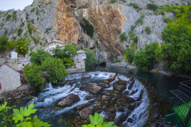 Küçük bir köy Blagaj Buna bahar ve Bosna ve Hersek'teki şelale