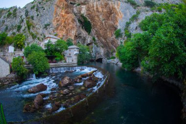 Küçük bir köy Blagaj Buna bahar ve Bosna ve Hersek'teki şelale
