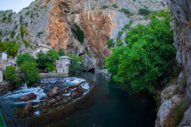 Küçük bir köy Blagaj Buna bahar ve Bosna ve Hersek'teki şelale