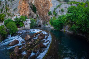 Küçük bir köy Blagaj Buna bahar ve Bosna ve Hersek'teki şelale